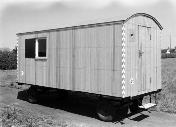 Mobiles Bauwagen-Büro im Straßenbau. Hamm, undatiert, um 1954.