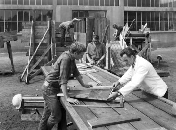 Lehrlingsinstruktion auf dem Bauhof der Lehrbaustelle Westfalen in Hamm - 1960er Jahre. Die Berufsschule für Bauhandwerksberufe am Bromberger Weg wurde 1938 als eine von 15 handwerklichen Ausbildungszentren im Deutschen Reich gegründet und später umbenannt in AZB Hamm - Ausbildungszentrum der Bauindustrie in Hamm.
