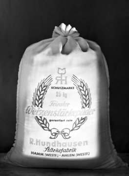 "Feinster Weizenstärkepuder“ aus der Stärkefabrik R. Hundhausen - seit 1868 in Hamm (Lüner Weg, zuvor Bismarckstraße), später auch in Ahlen. Bekannt durch die Werbung für Weizenpuder mit der westfälischen Kochbuchautorin Henriette Davidis. Undatiert, um 1950.