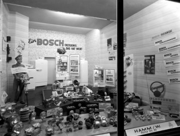 Boschdienst Heinrich Kreikenberg - Hamm, Hohe Straße 50: Produktpräsentation im Schaufenster um 1955.
