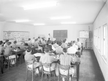 Theoretischer Unterricht auf der Lehrbaustelle Westfalen in Hamm - 1960er Jahre. Die Berufsschule für Bauhandwerksberufe am Bromberger Weg wurde 1938 als eine von 15 handwerklichen Ausbildungszentren im Deutschen Reich gegründet und später umbenannt in AZB Hamm - Ausbildungszentrum der Bauindustrie in Hamm.