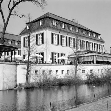 Haus Berge, Terassenseite mit Schlossrestaurant - Herrenhaus erbaut im 16. Jh., seit 1954 Hotelrestaurant