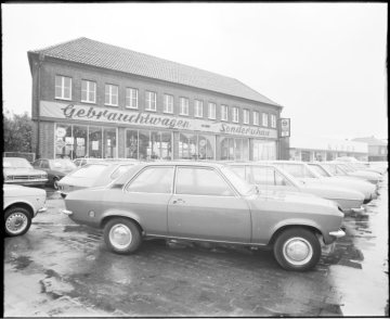 Autohaus Kiffe, Hamm, 1978: Geschäftshaus von 1951 (links) und große Ausstellungshalle von 1967 (rechts) an der Werler Straße 169-177. 