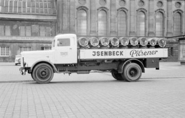 Bierlaster der Brauerei Isenbeck vor dem Bahnhofgebäude, Hamm. Undatiert, um 1950. [Anmerkung: LKW identischen mit Bild Nr. 17_1388 und 17_1389]