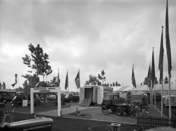 Westfalen-Schau 9.-14. Mai 1961, Zentralhallen Hamm: Messepräsentation von Unimog-Fahrzeugen der Firma Mercedes Benz.