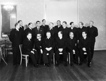 Barbarafeier 1960: Gruppenporträt mit Bergassessor Dr. Ing. Wilhelm Maevert (2. Reihe Mitte), 1941-1965 Direktor der Zeche Sachsen, Hamm. 