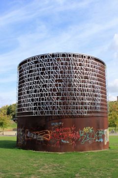 Westpark Bochum an der Jahrhunderthalle: Skulptur von Olu Oguibe, installiert anlässlich der Ruhrtriennale 2018