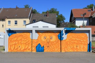 Fassadenmalerei in Herne: Wandgemälde an einer Garage in der "Straße des Bohrhammers", 2018.