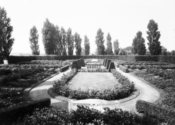 Südenfriedhof, Hamm: Der "Heldenfriedhof" mit den Gräbern von 160 Gefallenen des Ersten Weltkriegs 1914-1918 und von 1.115 Gefallenen des Zweiten Weltkriegs 1939-1945. Undatiert.