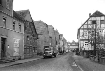 Delbrück-Ortszentrum um 1952: Oststraße mit Gasthaus Appelkrug (vorn rechts), erbaut 1830. Blick Richtung Straße Thülecke.