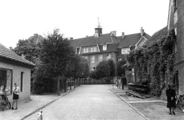 Delbrück - Straßenansicht mit Schulgebäude, um 1952 [Standort unbezeichnet]
