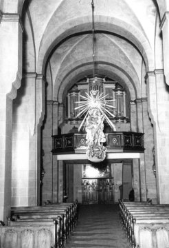 Delbrück - Kath. Pfarrkirche St. Johannes Baptis: Kirchenhalle Richtung Orgelempore im Turm. Vorn: Barocke Doppelmadonna im Strahlenkranz. Ansicht um 1952.