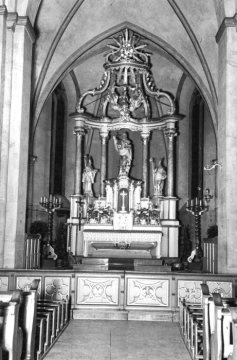 Delbrück - Kath. Pfarrkirche St. Johannes Baptist: Hochaltar mit Hl. Liborius (links) und Hl. Nikolaus (rechts) - bis 1785 im Kloster Böddeken, im Zuge der Säkularisation ab 1803 in Delbrück. Ansicht um 1952.
