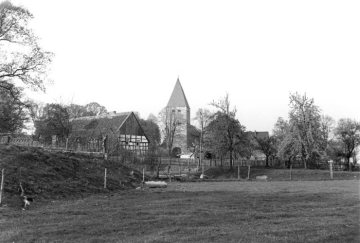 Delbrück-Boke um 1952: Kath. Pfarrkirche St. Landolinus, romanische Basilika aus dem 12. Jh., im Dorf Boke südlich der Kernstadt. 