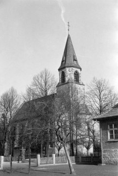 Kath. Pfarrkirche Herz Jesu - Delbrück-Lippling, erbaut 1900, Turm von 1912 (Baudenkmal). Zur Alten Kapelle 20. Ansicht um 1952.