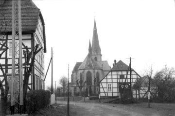 Delbrück-Westenholz: Dorfzentrum mit Westholzer Straße und kath. Pfarrkirche St. Josef, erbaut 1901 im neugotischen Stil. Ansicht von Osten um 1952.