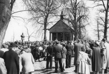 Delbrück zu Ostern, um 1952: "Delbrücker Kreuztracht", Karfreitagsprozession von der St. Johannes Baptist-Kirche zur Kreuzkappelle an der Ostenländer Straße. Die Gemeinde während der Predigt an der Kreuzkapelle.