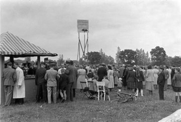 Schützenfest in Delbrück: Vogelschießen am Gasthof Laumes Kamp, Boker Straße. Um 1952.