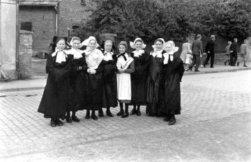 Frauen in Delbrücker Tracht anlässlich eines Heimatfestes, um 1952