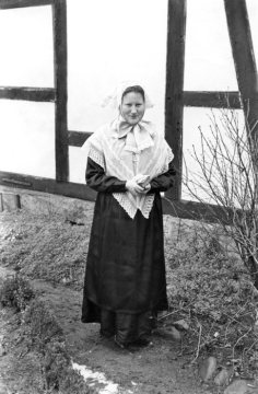 Delbrücker Mädchentracht (Gertrud Koch), um 1952