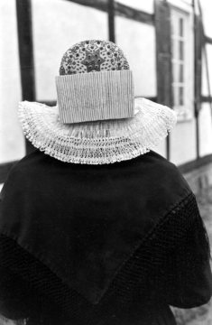 Goldbestickte Kappe der Delbrücker Frauentracht (Maria Lindbauer), um 1952