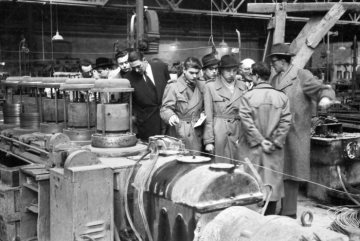 Besuchergruppe in einer Werkshalle der WDI (Westfälische Drahtindustrie), Hamm. Undatiert, 1950er Jahre.