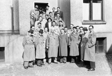 Belegschaft oder Besuchergruppe vor einem Gebäude der WDI (Westfälische Drahtindustrie), Hamm. Undatiert, 1950er Jahre.