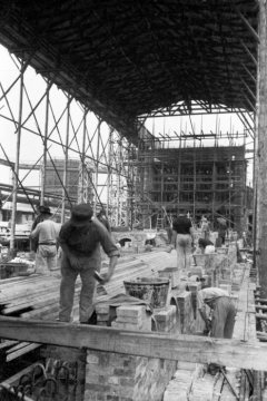 Maurerarbeiten auf Zeche Radbod, Hamm, 1952 - Wiederaufbau nach Zerstörung der Zeche im Zweiten Weltkrieg.