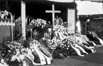 1962 - Grubenunglück auf Zeche Sachsen, Hamm-Heessen: Trauerfeier für die am 9. März bei einer Schlagwetterexplosion getöteten 31 Bergleute.
