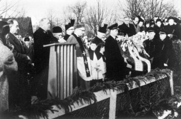 1962 - Grubenunglück auf Zeche Sachsen, Hamm-Heessen: Trauergottesdienst zur Beerdigung der am 9. März bei einer Schlagwetterexplosion getöteten 31 Bergleute [vermutet].