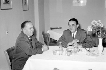 Bergassessor Dr. Ing. Wilhelm Maevert (links), 1941-1965 Direktor von Zeche Sachsen, Hamm-Heessen. Anlass unbezeichnet, undatiert. Vermutet: 50-jähriges Zechenjubiläum 1962.