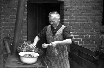 Frau Becker, geborene Lanvermann, beim Gemüse putzen