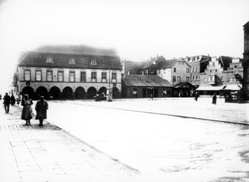 Marktplatz Hamm aus Richtung Widumstraße, 1927: Blick auf das Rathaus mit Bogengang, die Polizeiwache (Mitte) und die ersten Geschäftshäuser der Weststraße (rechts).