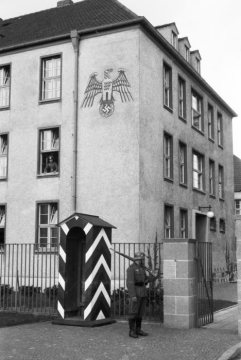Kaserne in Hamm - NS-Zeit: Teilansicht mit Einfahrtstor und Wachhäuschen. Standort unbezeichnet. Undatiert, Zeitraum 1935-1939.