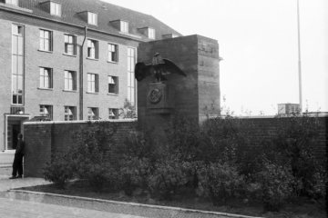 Kaserne in Hamm - NS-Zeit, Teilansicht: Mauer mit Reichsadler und Hakenkreuz. Standort unbezeichnet. Undatiert, Zeitraum 1935-1939.