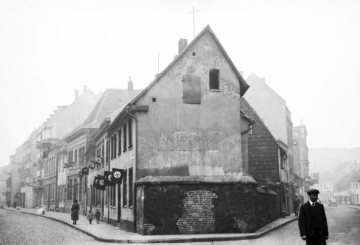 Hamm-Altstadt, Martin-Luther-Straße (links) und Nassauer Straße (rechts): Gebäudezeilen mit Hakenkreuzbeflaggung. Undatiert, Zeitraum 1933-1945.