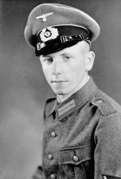 Porträt Brockmann - Soldat der Wehrmacht. Atelier Viegener, Hamm, undatiert.
