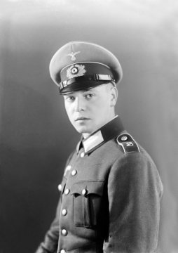 Porträt Hogreber [?], Soldat der Wehrmacht. Atelier Viegener, Hamm. Ohne Angaben, undatiert.