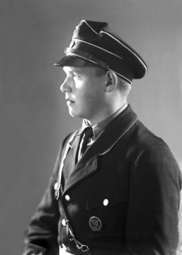 Porträt Voss - Mitglied der Schutzstaffel (SS) der NSDAP. Atelier Viegener, Hamm, Juli/August 1933.