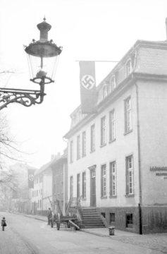 Hamm-Altstadt, Königstraße: Straßenansicht mit Hakenkreuzbeflaggung. Rechts: Gebäude der Holzhandlung Leonnard Geck (Witwe L. Geck, Haus Merkel). Undatiert, Zeitraum 1933-1945.