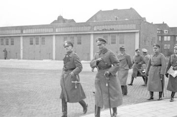Hamm zur NS-Zeit: Abordnung von Militärs beim Besuch einer Kaserne. Anlass und Standort unbezeichnet. Undatiert, Zeitraum 1935-1939.