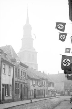 Hamm-Altstadt, Martin-Luther-Straße: Gebäudezeile mit Hakenkreuzbeflaggung - Blick nach Westen zur Lutherkirche. Undatiert, Zeitraum 1933-1945.