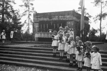 Aufstellung von Kommunionkindern am Soldatenehrenmal Hamm, Ostenallee - errichtet für die Gefallenen des Ersten Weltkriegs 1914-1918 (später auch des Zweiten Weltkriegs), eingeweiht Mai 1935. Undatiert, 1945-1950.