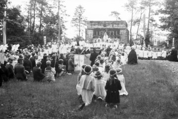 Messe mit Kommunionkindern am Soldatenehrenmal Hamm, Ostenallee - errichtet für die Gefallenen des Ersten Weltkriegs 1914-1918 (später auch des Zweiten Weltkriegs), eingeweiht Mai 1935. Undatiert, 1945-1950.
