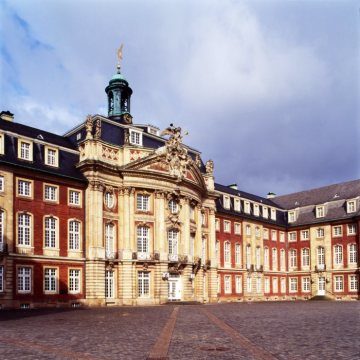 Das Residenzschloss, Hauptfront mit Vorplatz - Barockbau von Johann Conrad Schlaun, Bj. 1767-1787, seit 1954 Westfälische Wilhelms-Universität