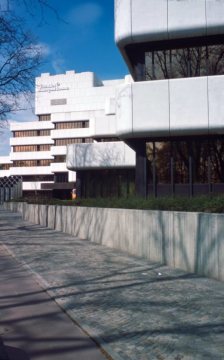Gebäude der Landesbausparkasse (LBS) in Münster, Himmelreichallee - erbaut 1969 auf dem Gelände des ehemaligen Zoologischen Gartens. Architekt: Harald Deilmann (Ansicht von der Westseite).