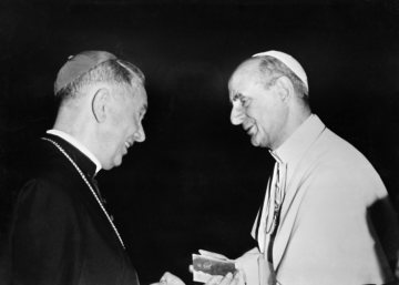 Papst Paul VI im Gespräch mit einem Weihbischof. Ort und Anlass unbekannt. Undatiert.