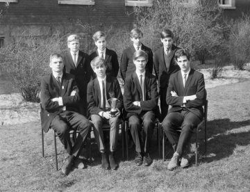 Windsor Boys' School, Hamm: Schülergruppe oder Abolventen mit Sportpokal, 1965. 