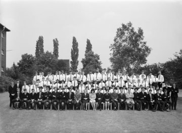 Windsor Boys' School, Hamm: Schülergemeinschaft mit Lehrkörper, 1967. [Das Internat der britischen Rheinarmee war von 1953-1983 in einem Teilbereich der Argonner Kaserne angesiedelt.]