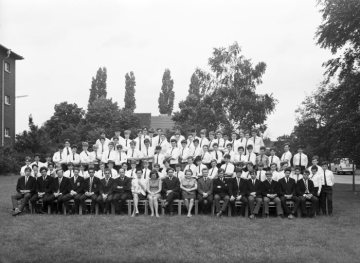 Windsor Boys' School, Hamm: Schülergemeinschaft mit Lehrkörper, 1969. [Das Internat der britischen Rheinarmee war von 1953-1983 in einem Teilbereich der Argonner Kaserne angesiedelt.]